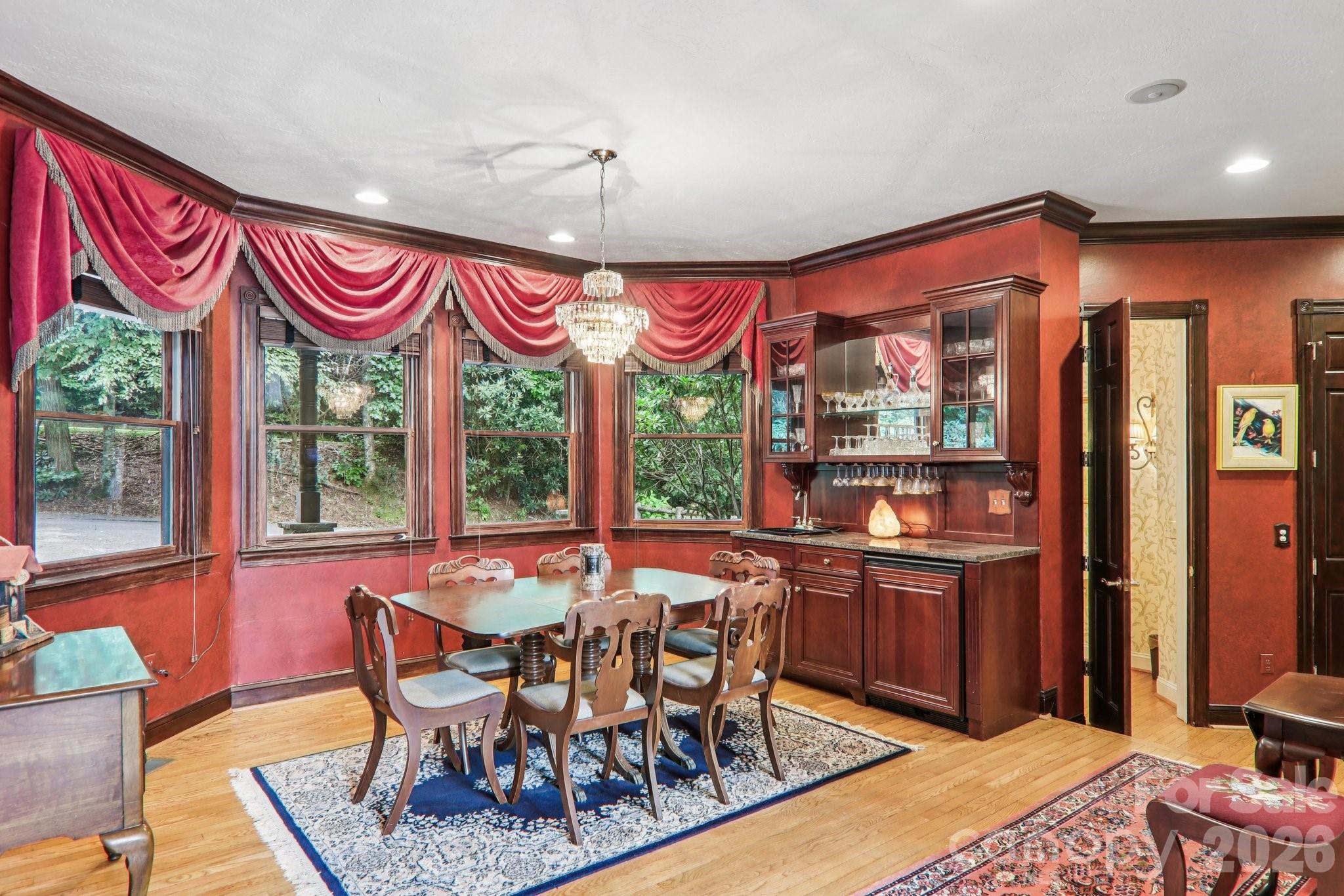 596 W Club Boulevard