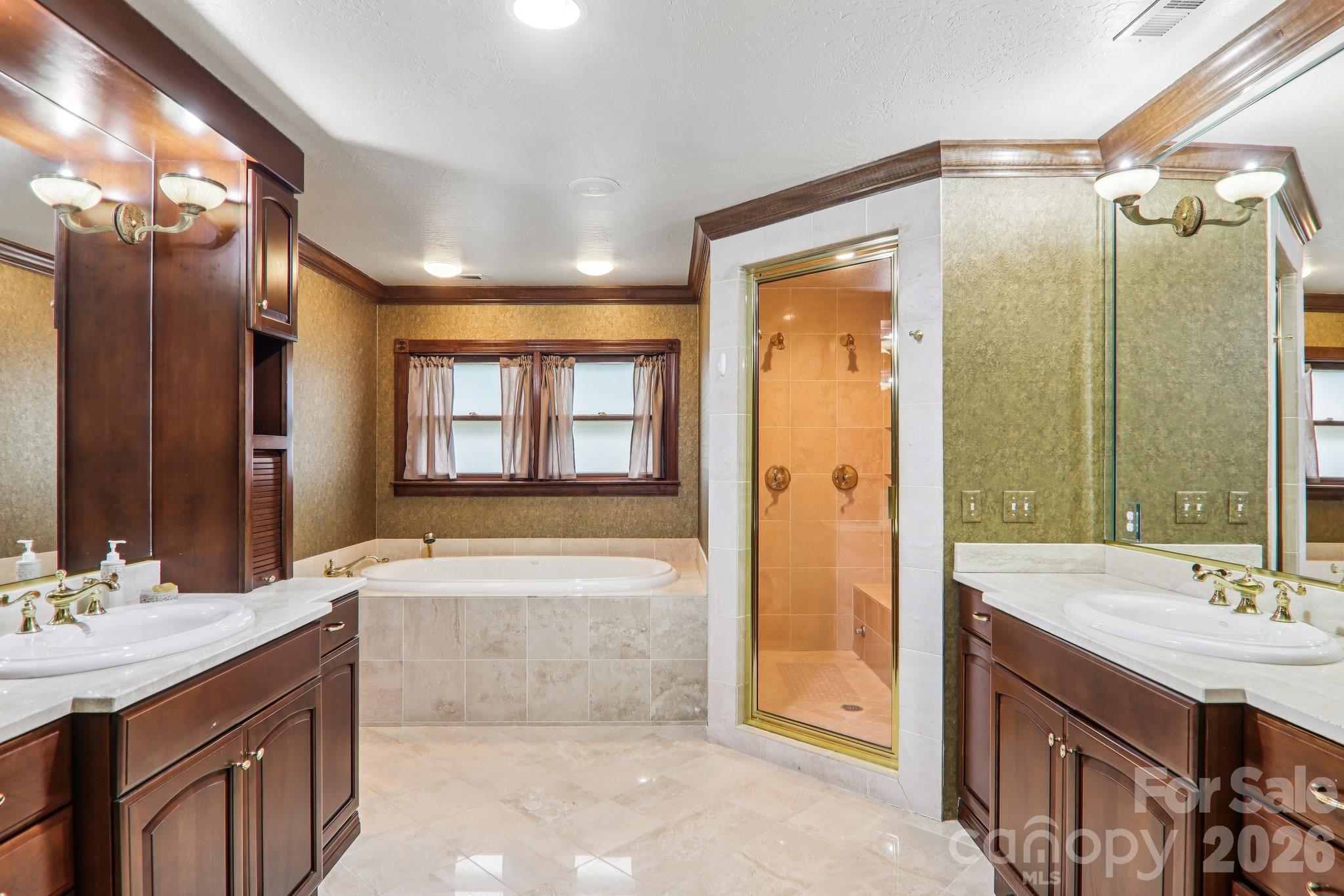 596 W Club Boulevard