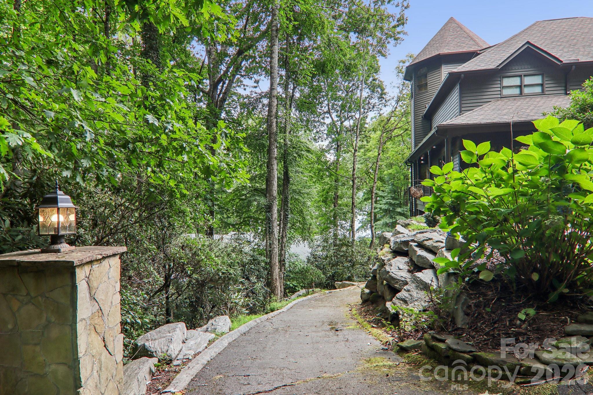 596 W Club Boulevard