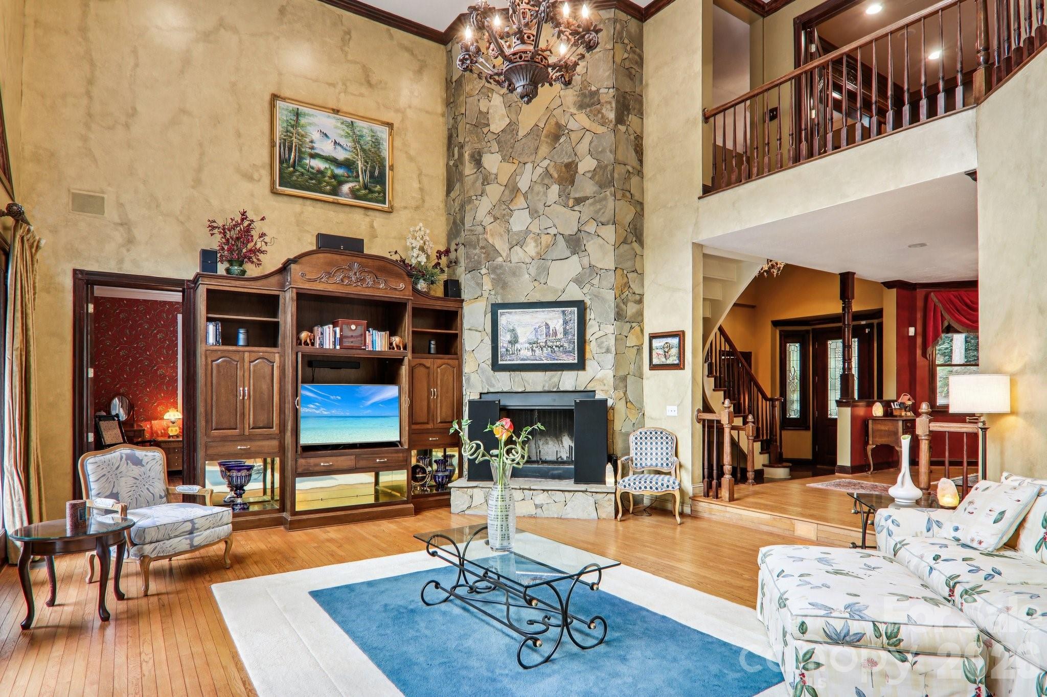 596 W Club Boulevard