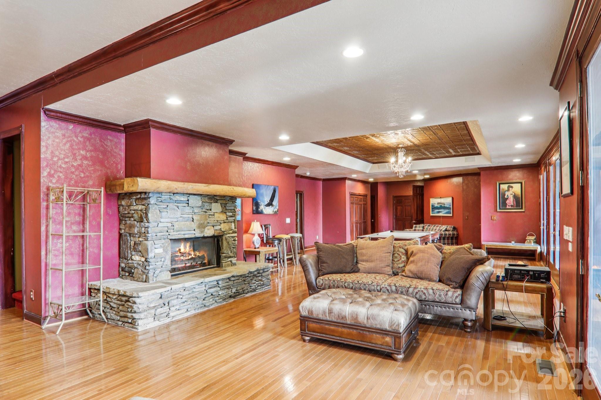 596 W Club Boulevard