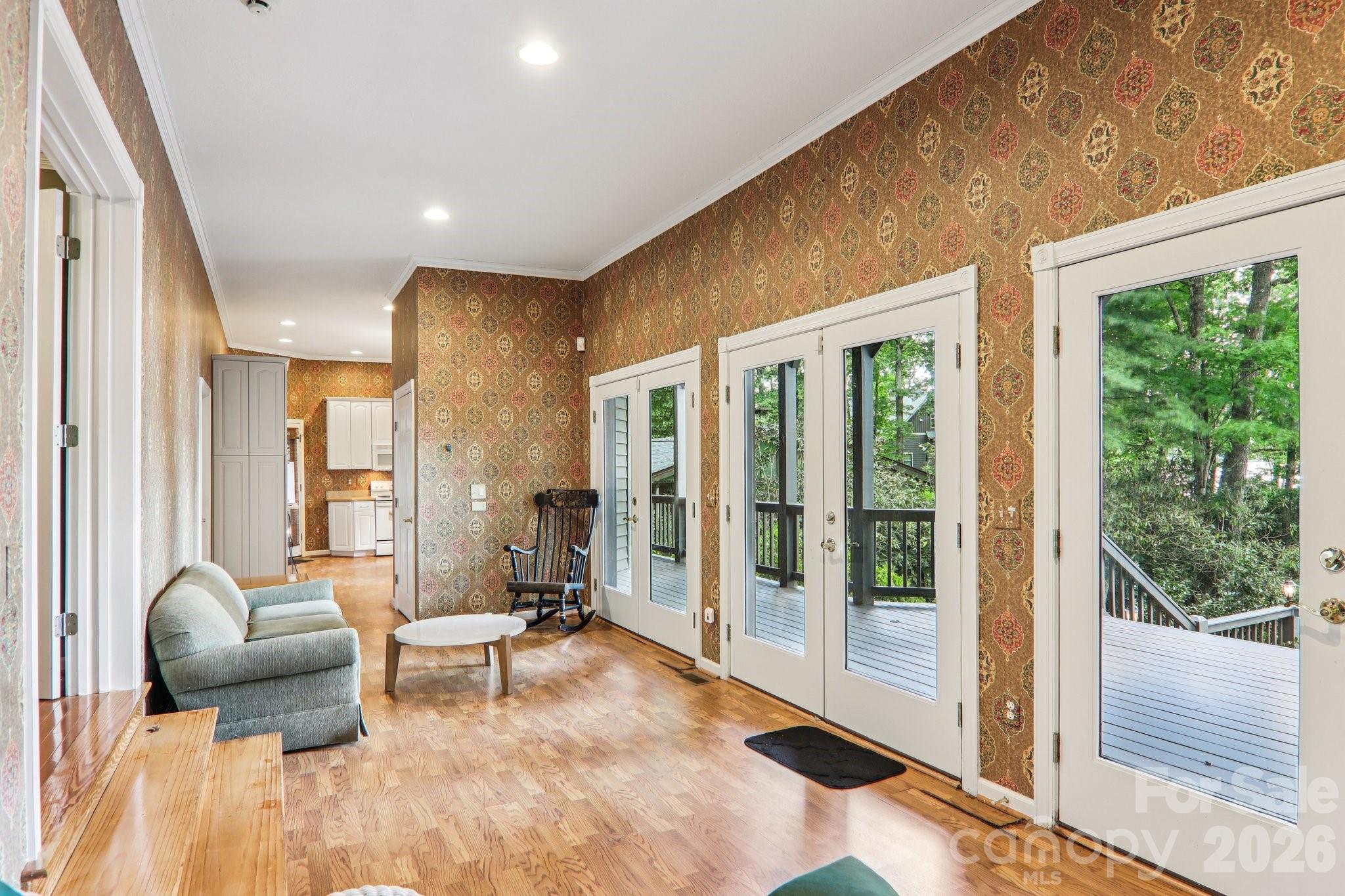 596 W Club Boulevard