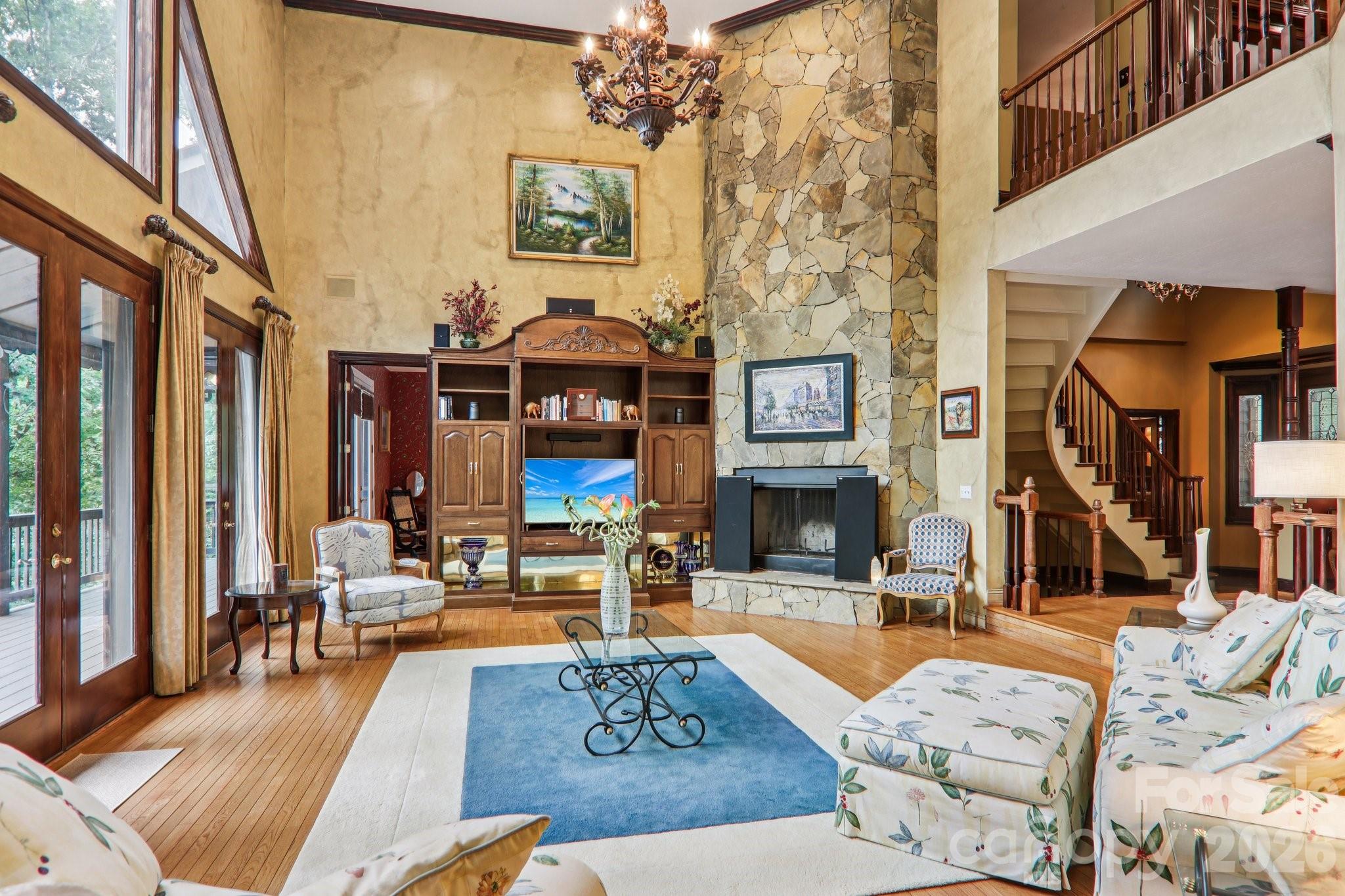 596 W Club Boulevard