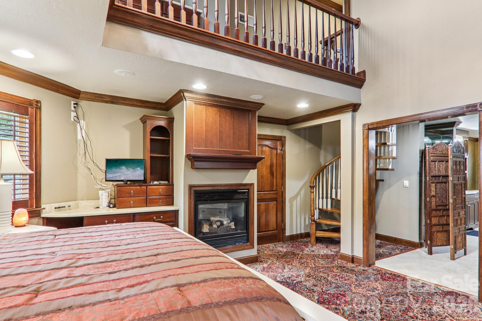 596 W Club Boulevard