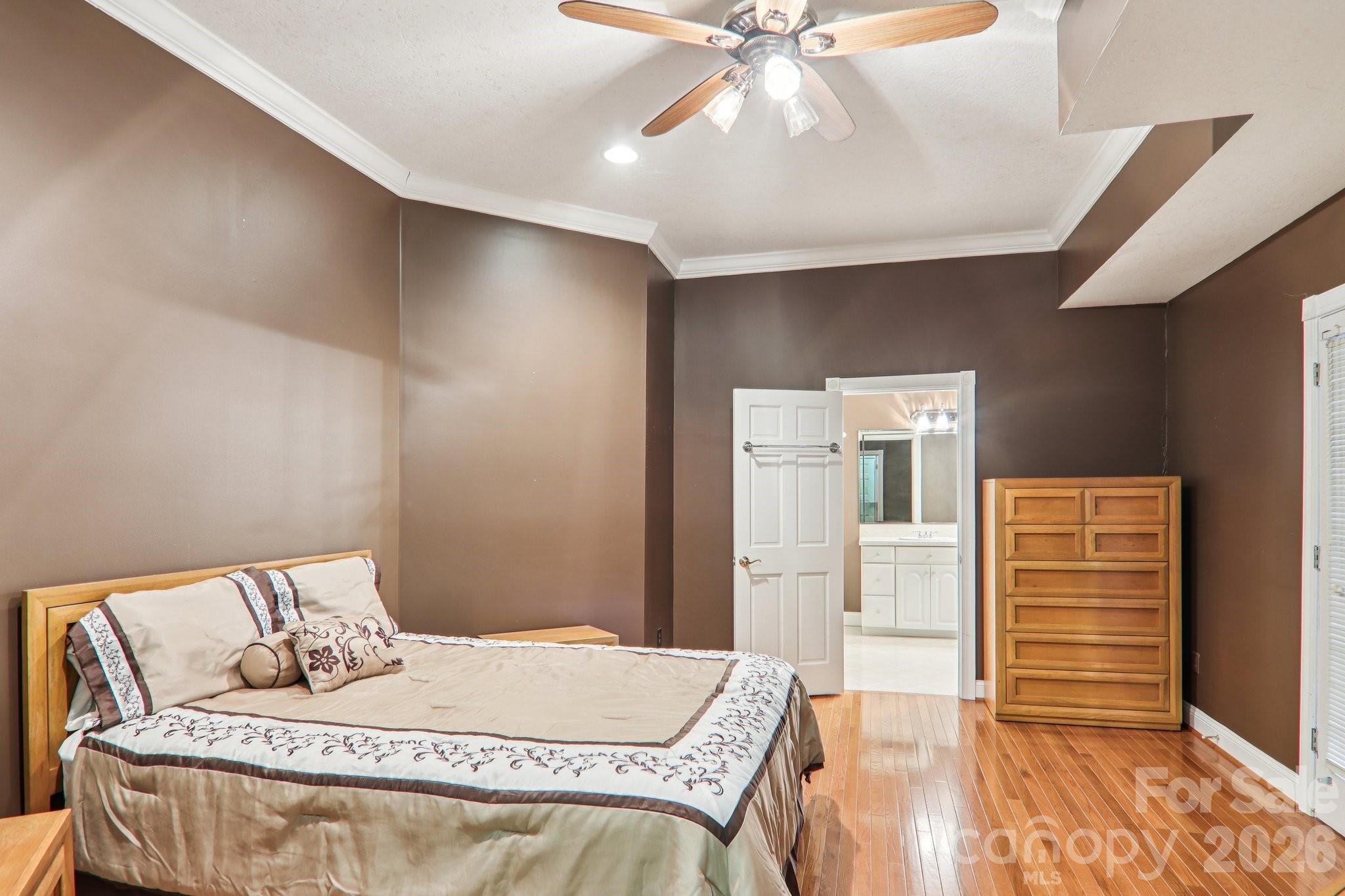 596 W Club Boulevard