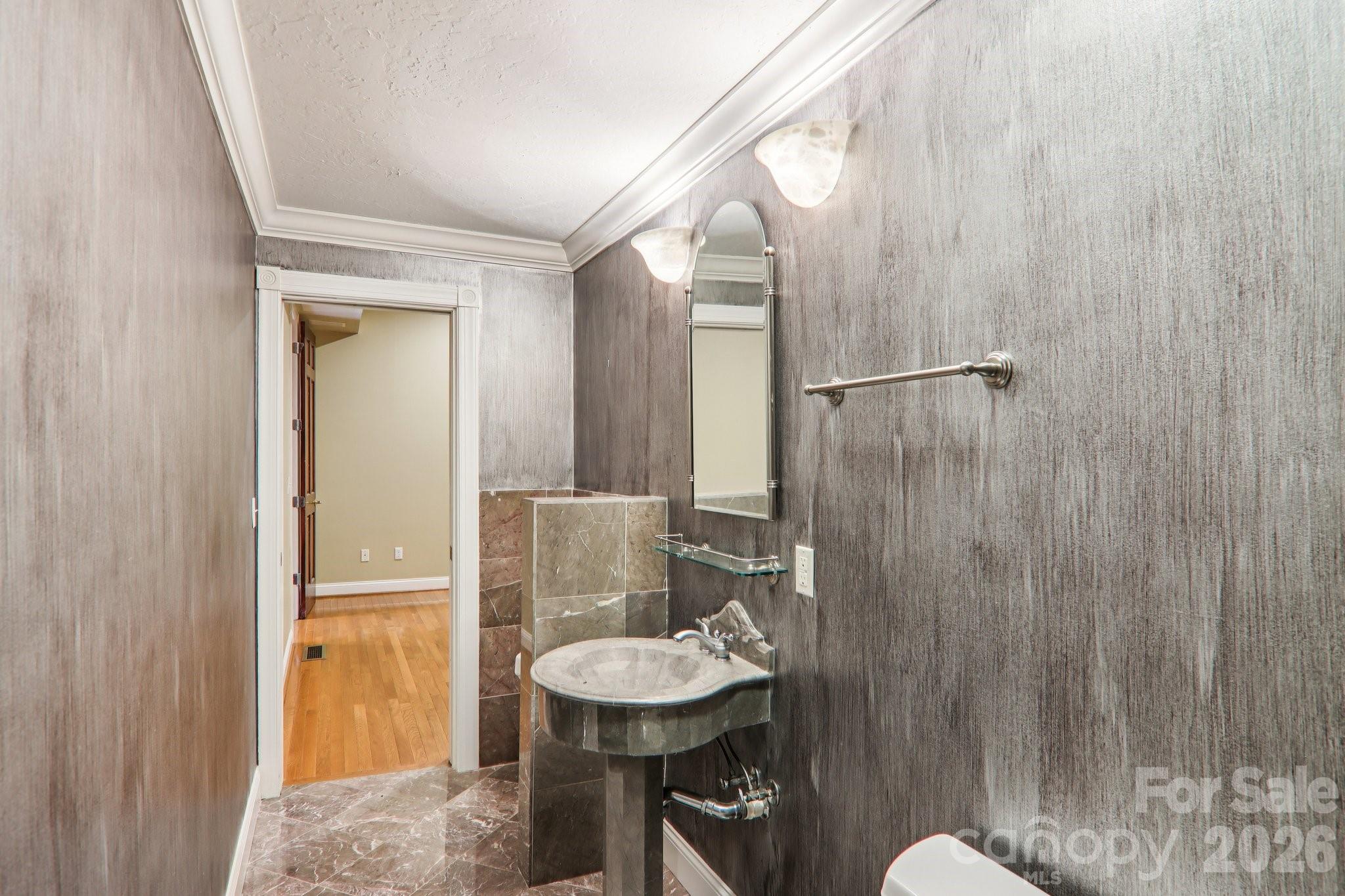 596 W Club Boulevard
