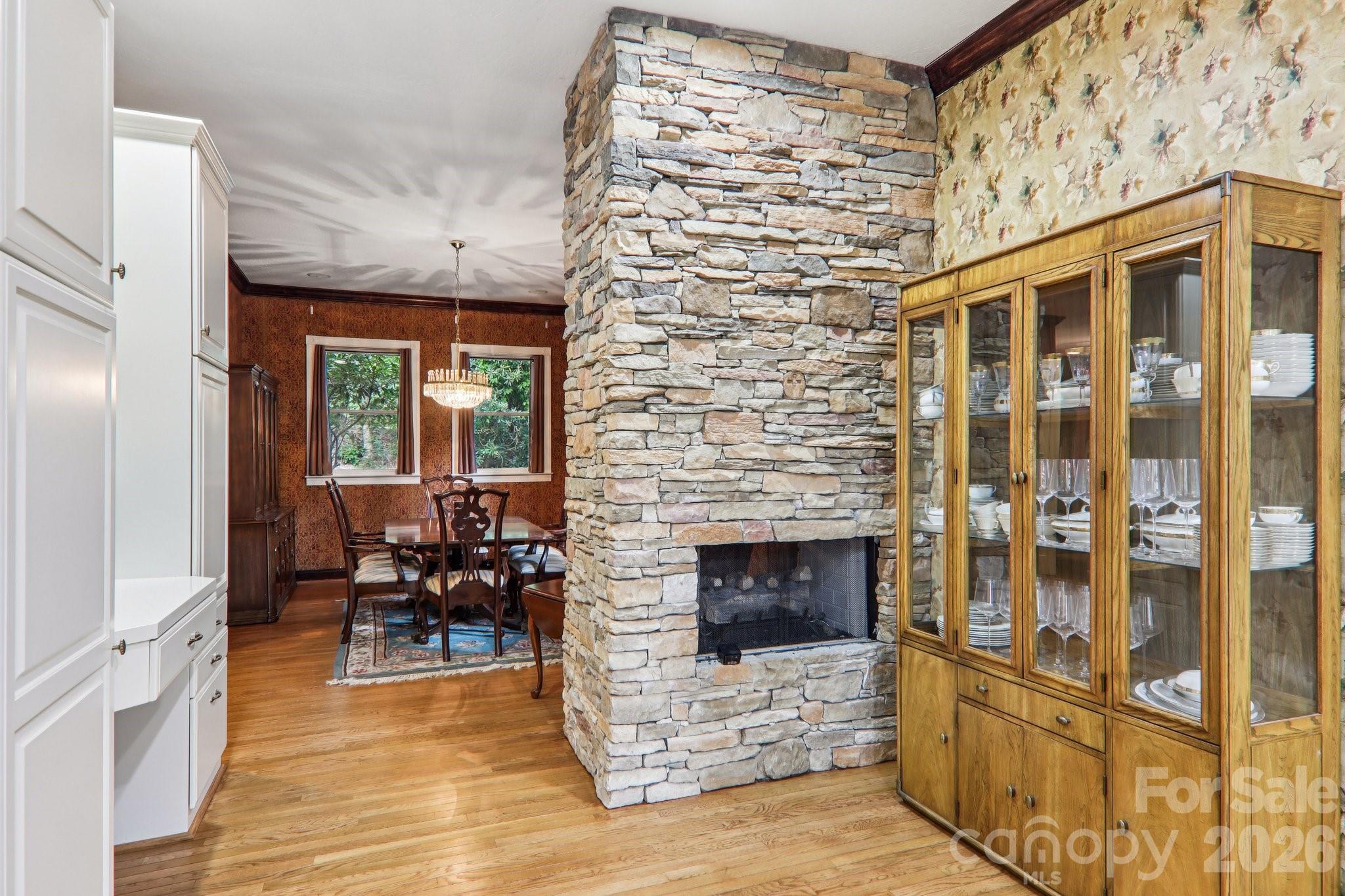 596 W Club Boulevard