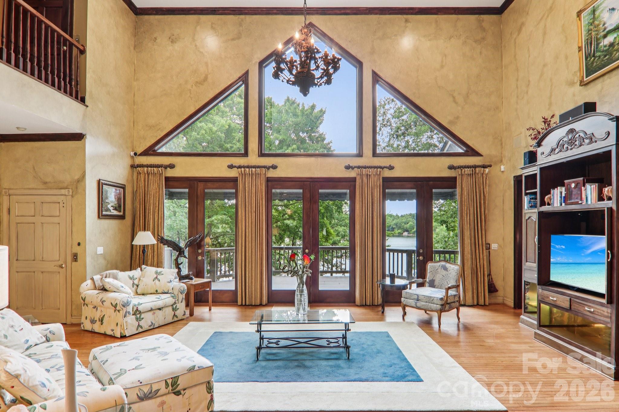 596 W Club Boulevard