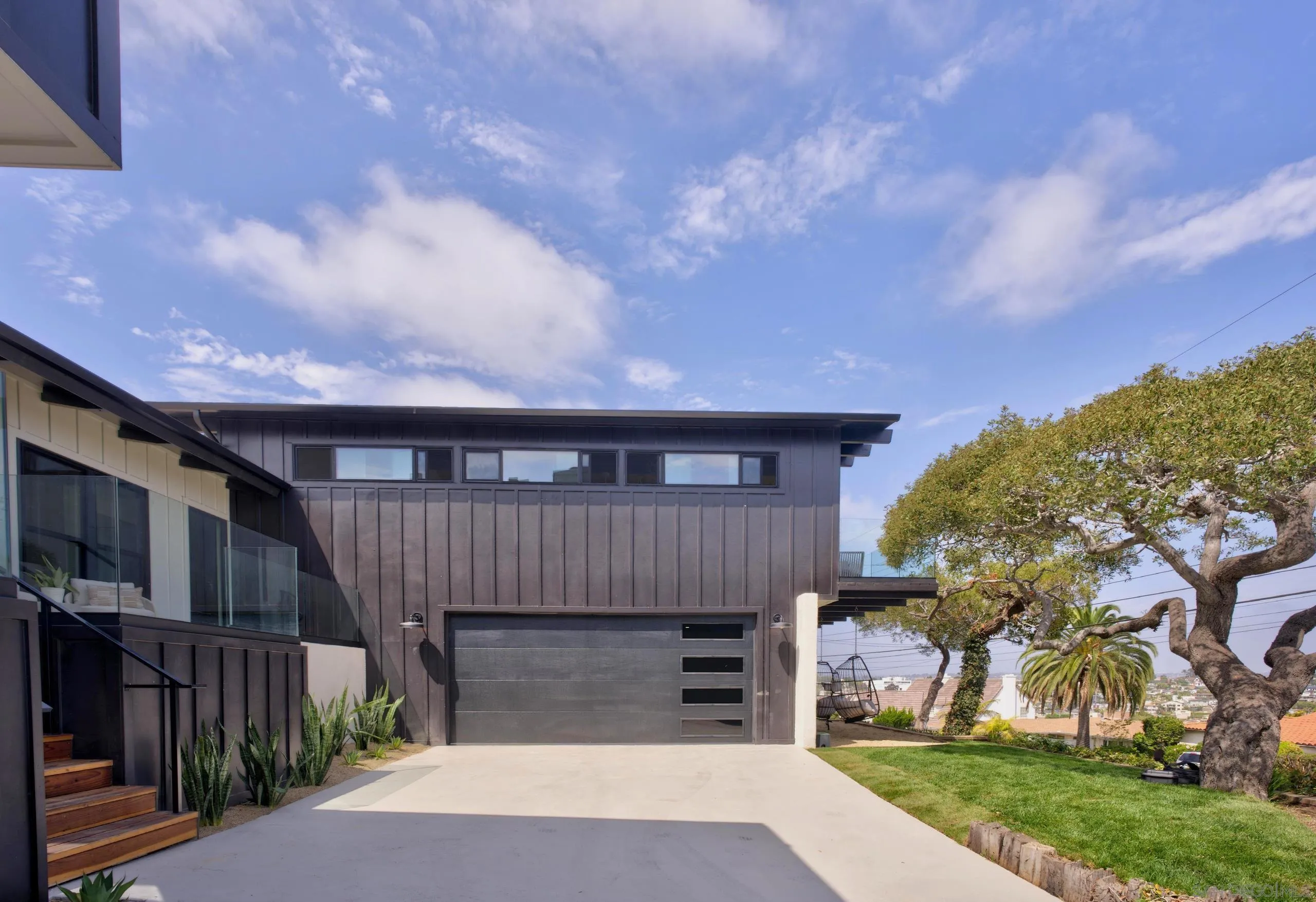 3992 La Cresta Dr