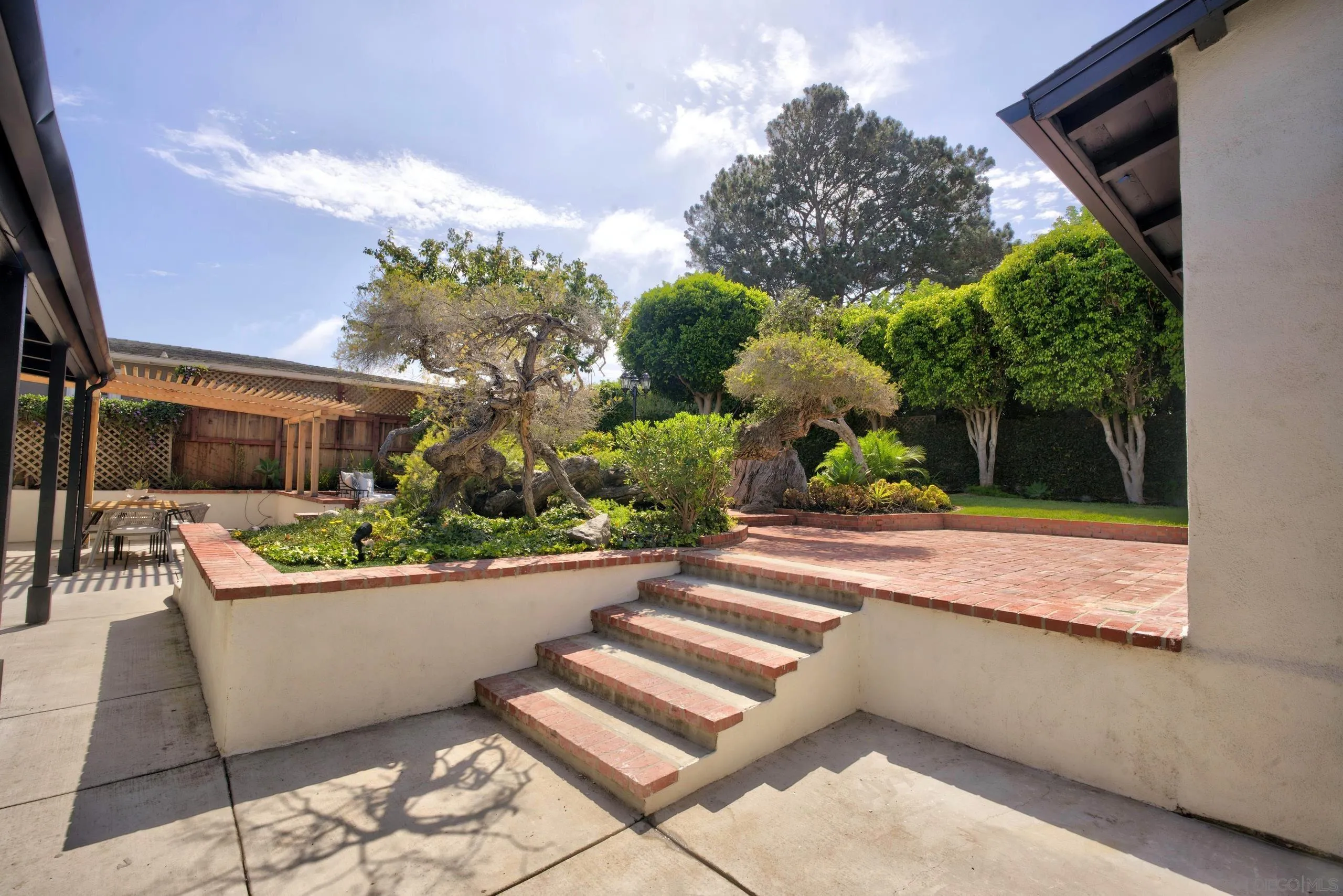 3992 La Cresta Dr