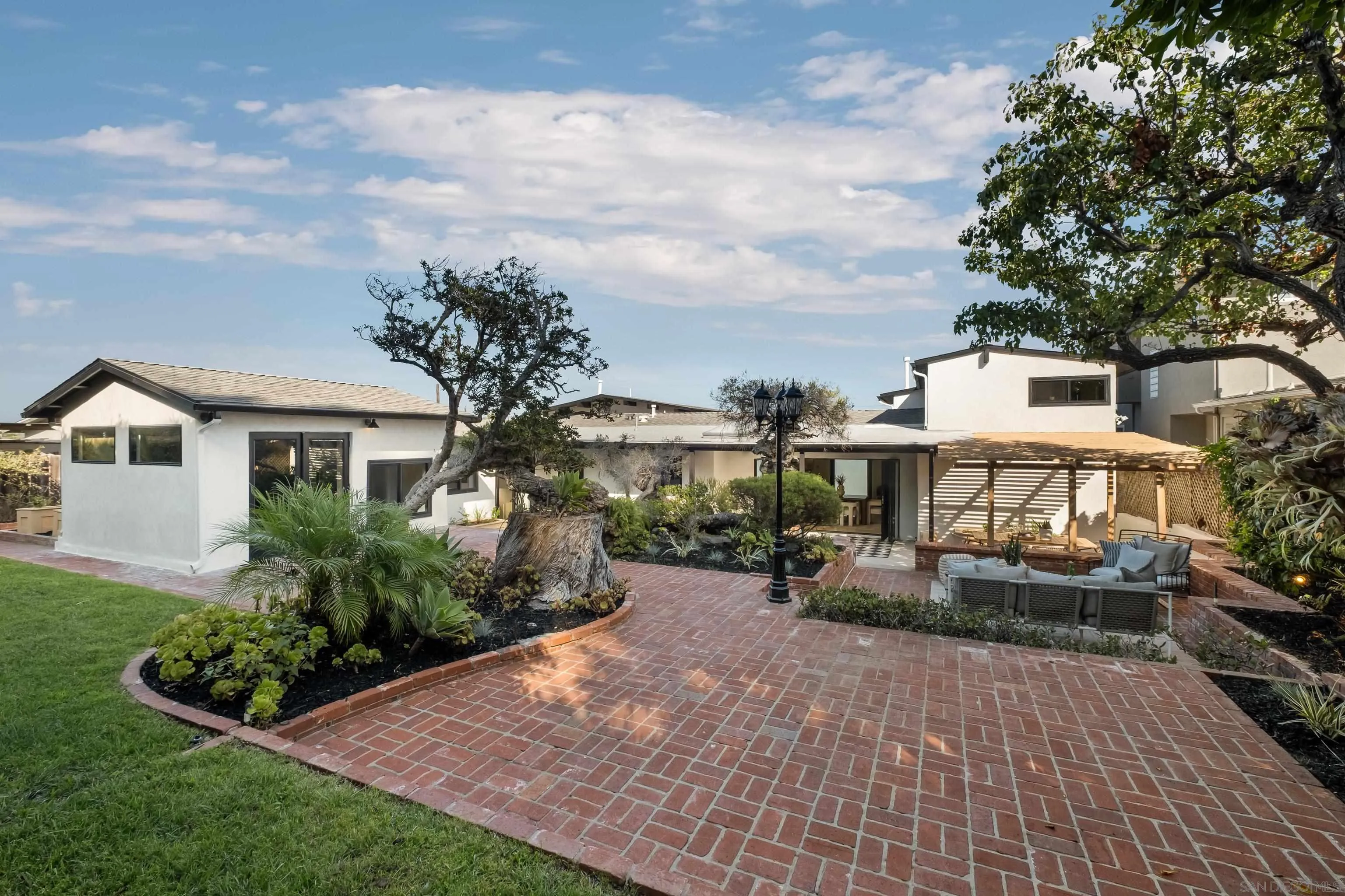 3992 La Cresta Dr