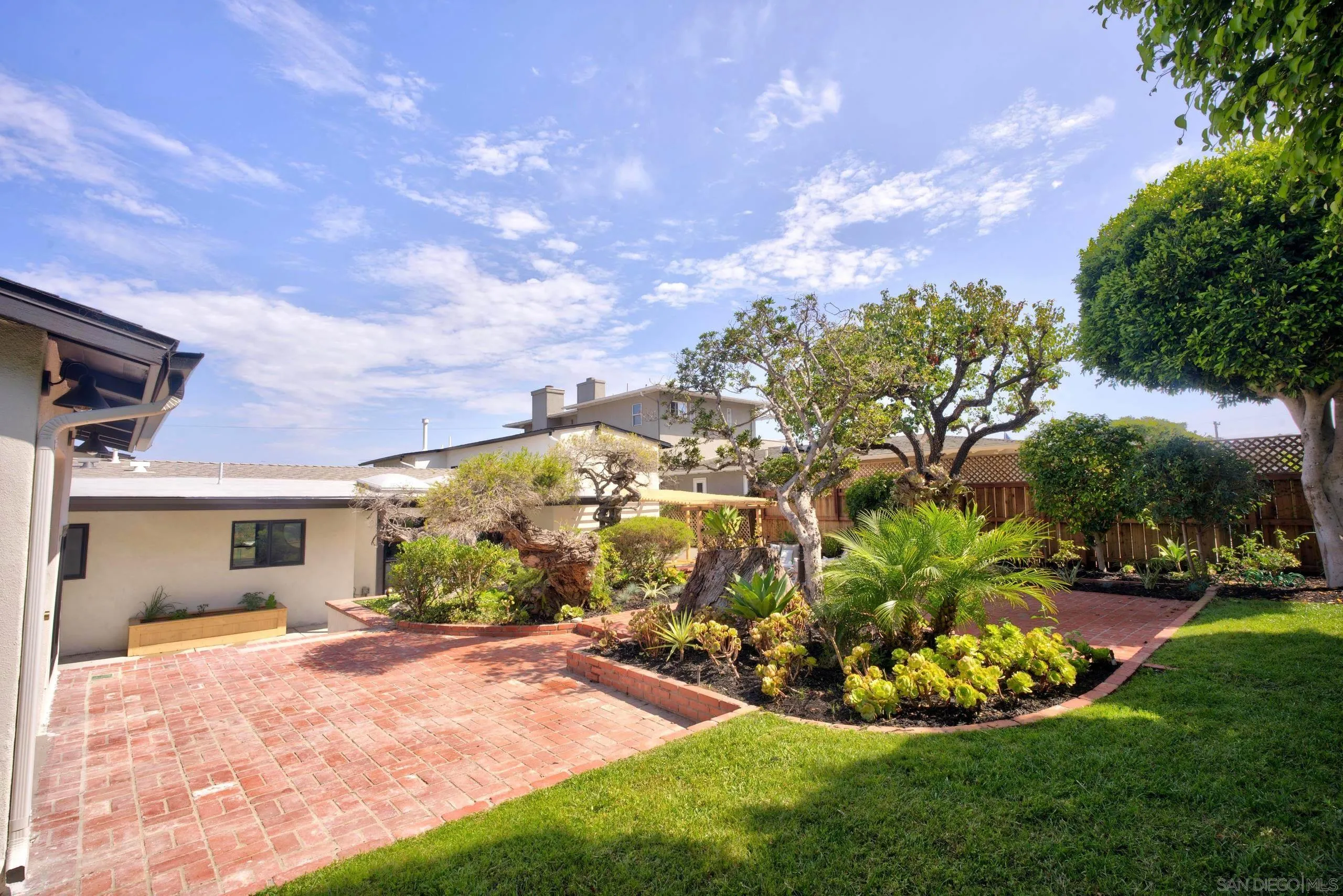 3992 La Cresta Dr