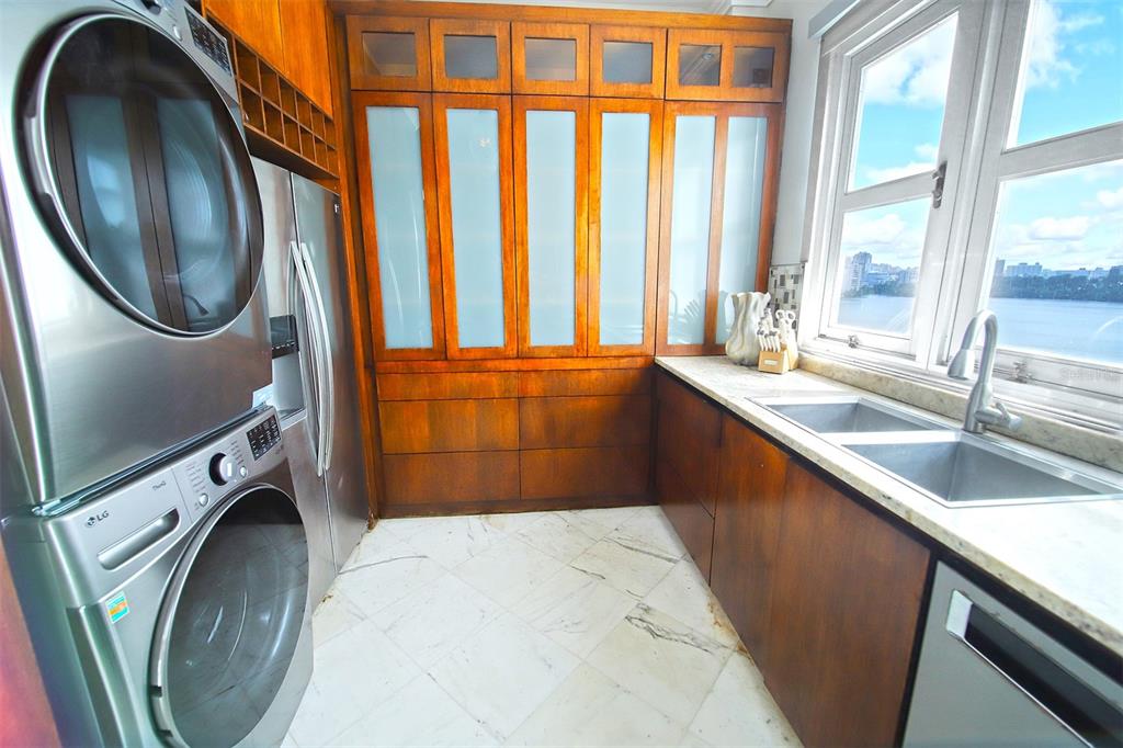 876 ASHFORD AVE N #PH East