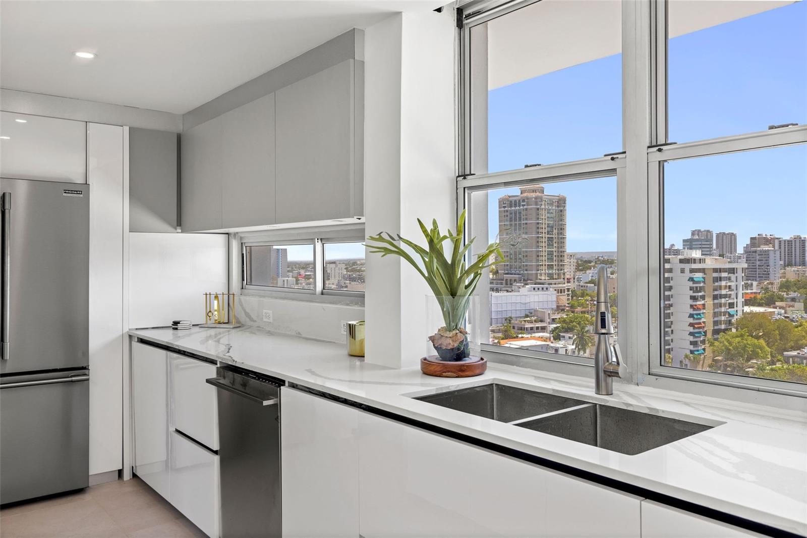 1452 ASHFORD AVE #PH-B