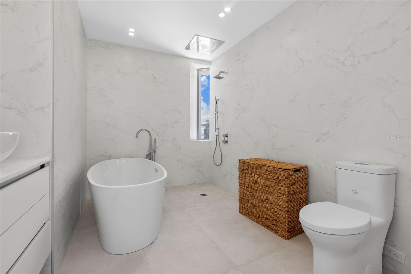 1452 ASHFORD AVE #PH-B