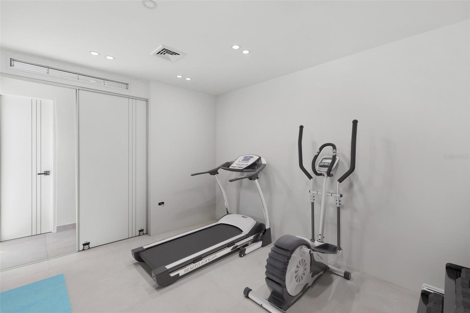 1452 ASHFORD AVE #PH-B