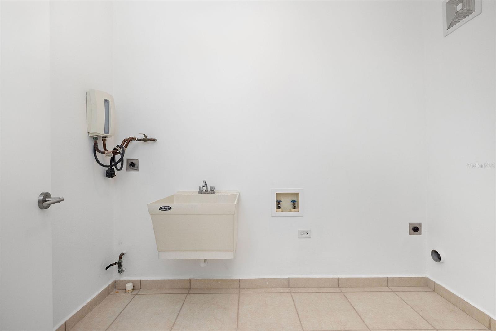 833 PLAZA DEL PRADO #202A