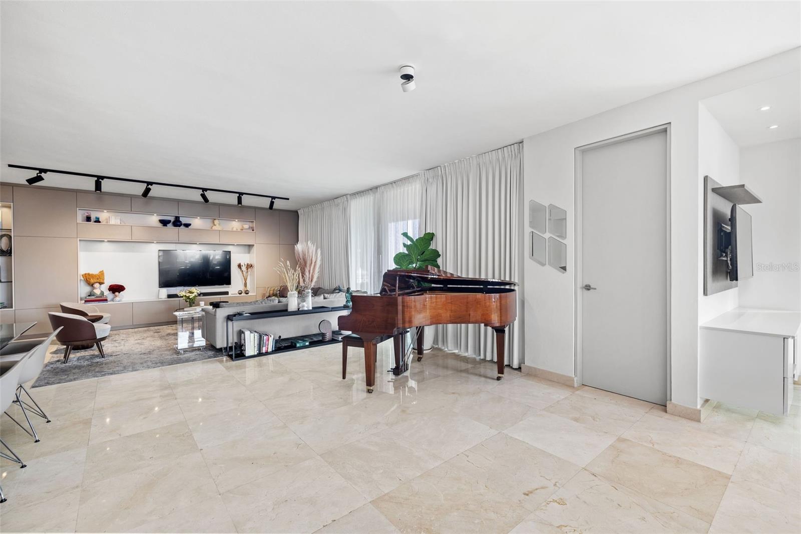 20 CARRION COURT ST #701