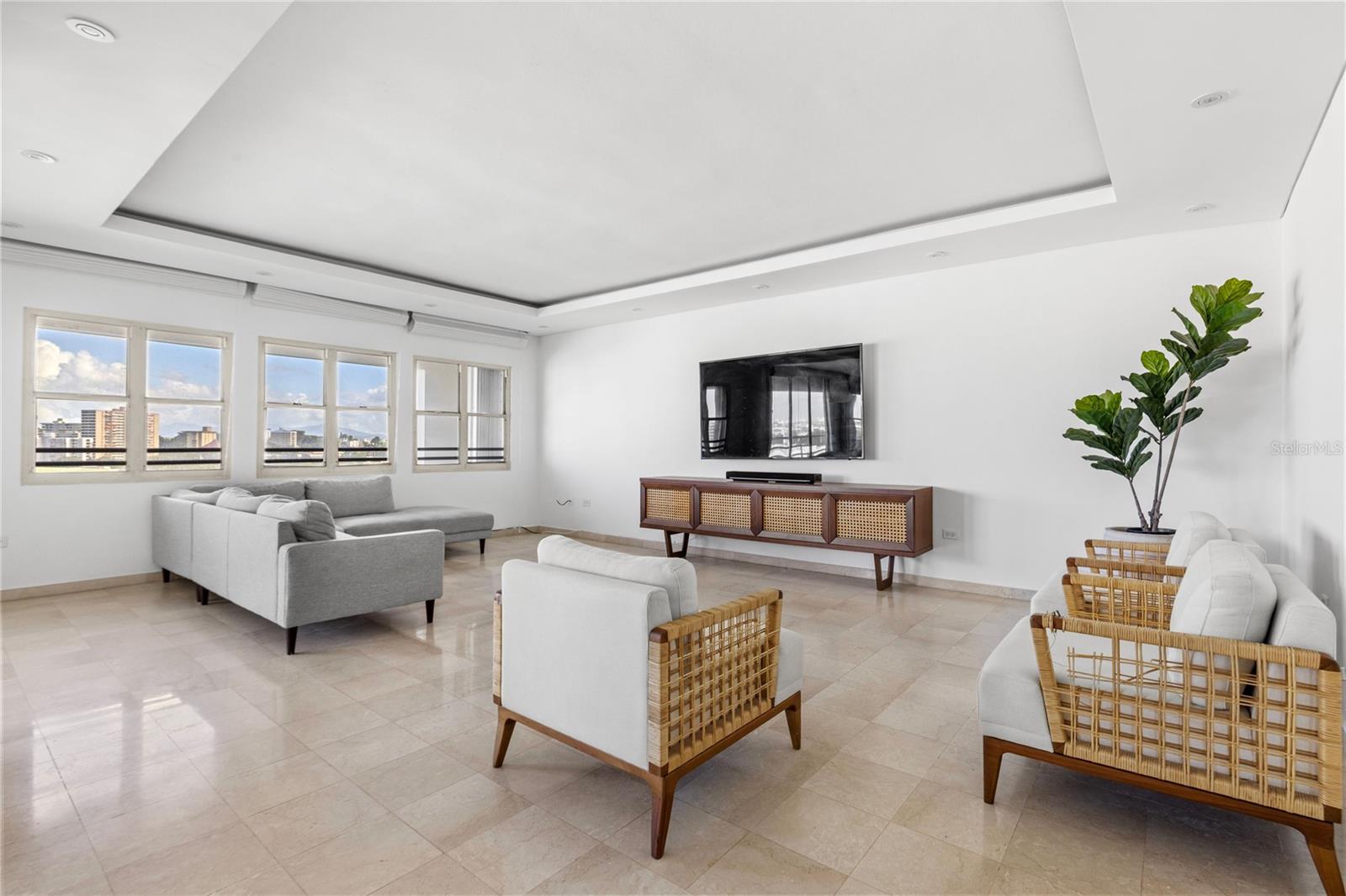 105 AVE. ORTEGON #1001