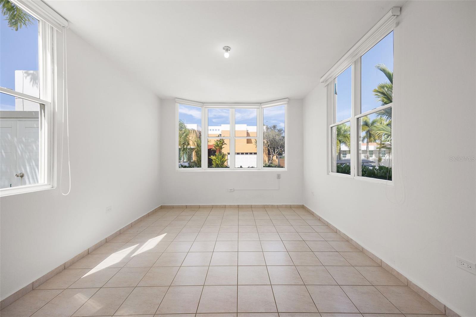 Paseo del Mar, Dorado