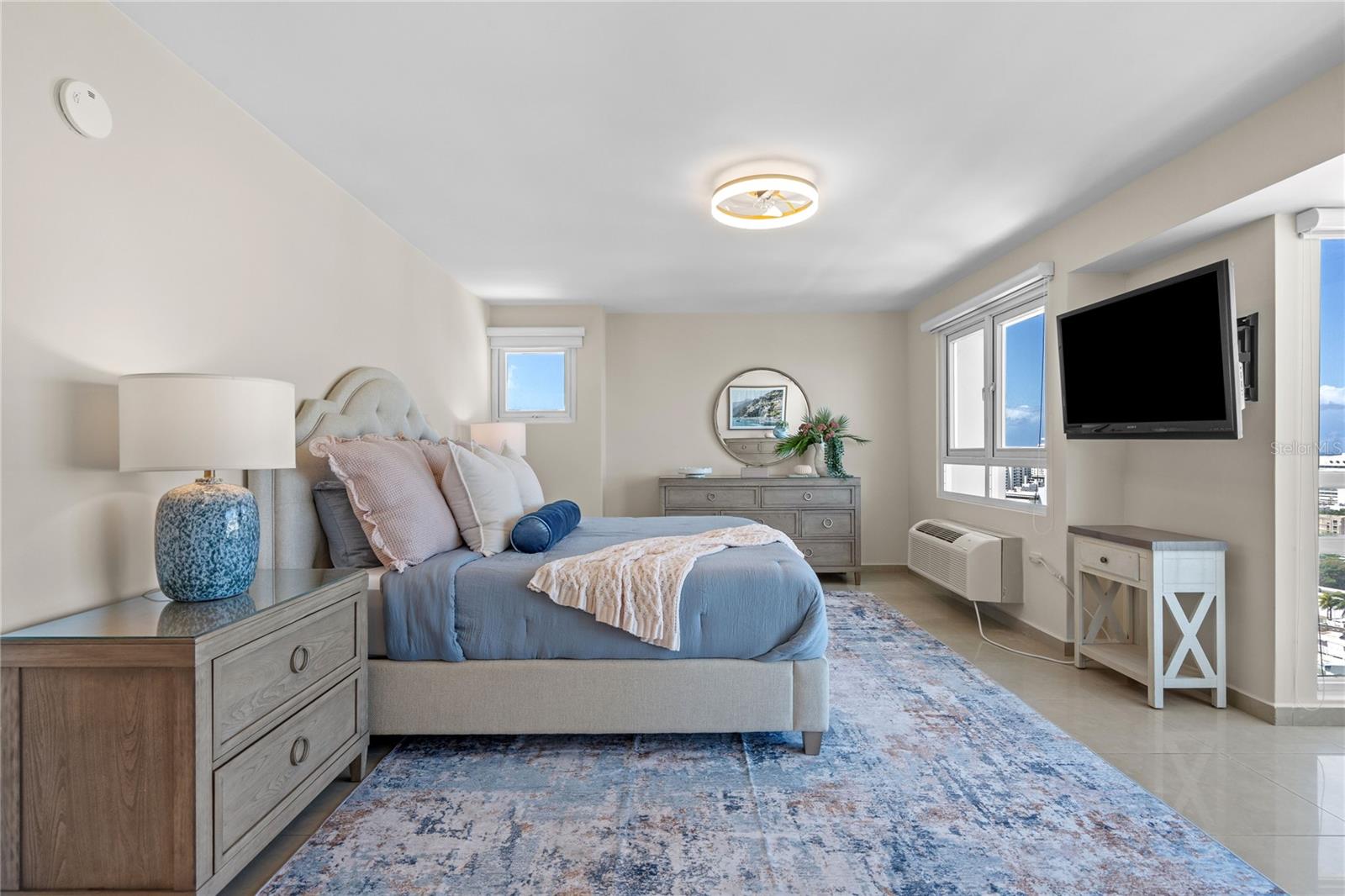 305 CALLE VILLAMIL #1601