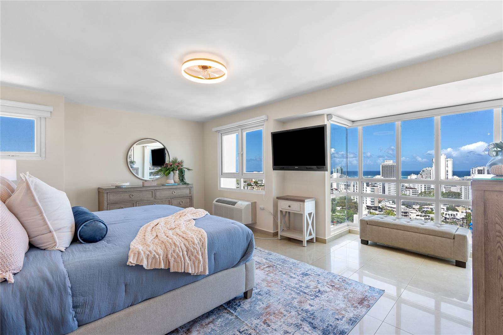 305 CALLE VILLAMIL #1601