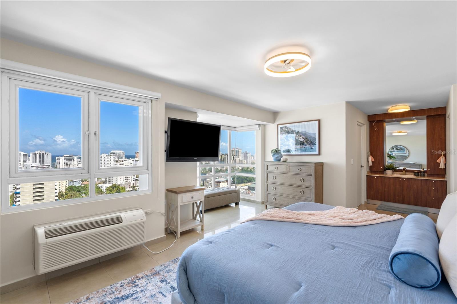 305 CALLE VILLAMIL #1601