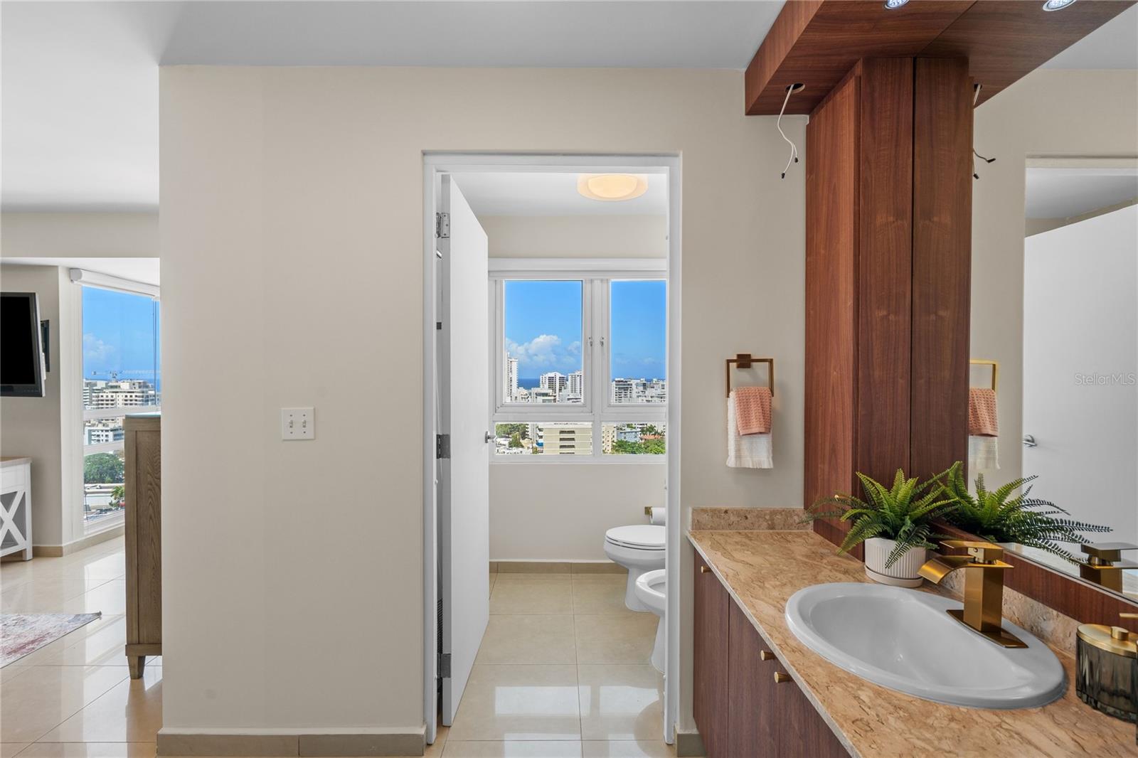 305 CALLE VILLAMIL #1601