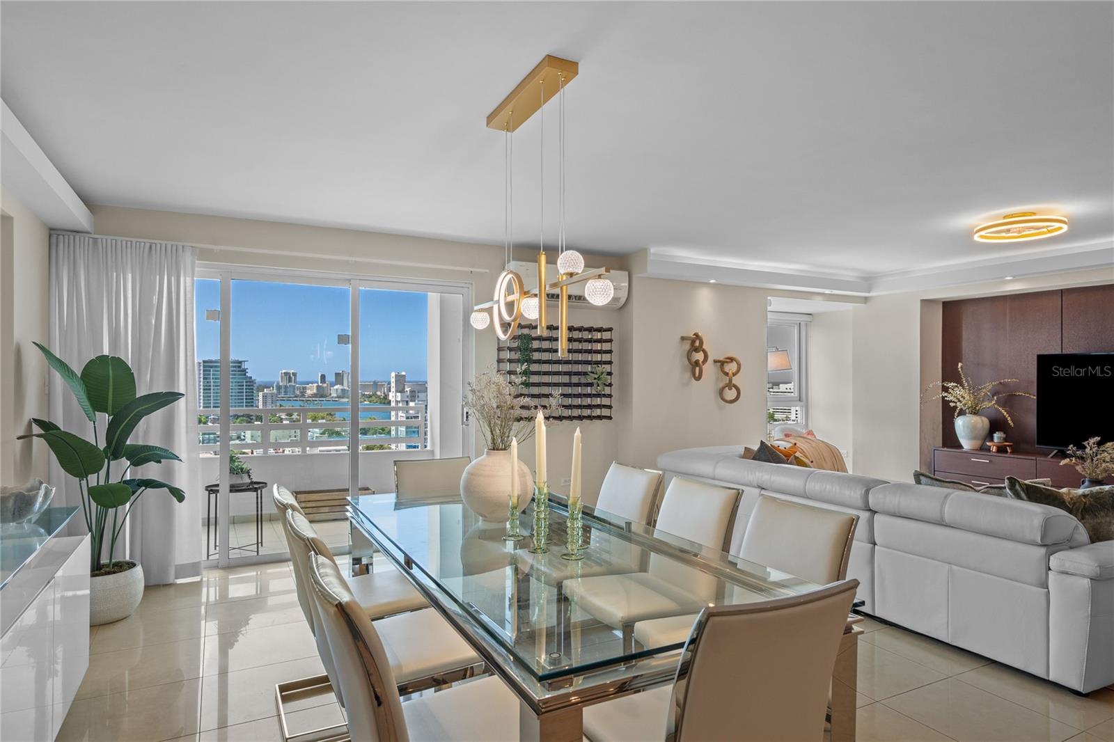 305 CALLE VILLAMIL #1601