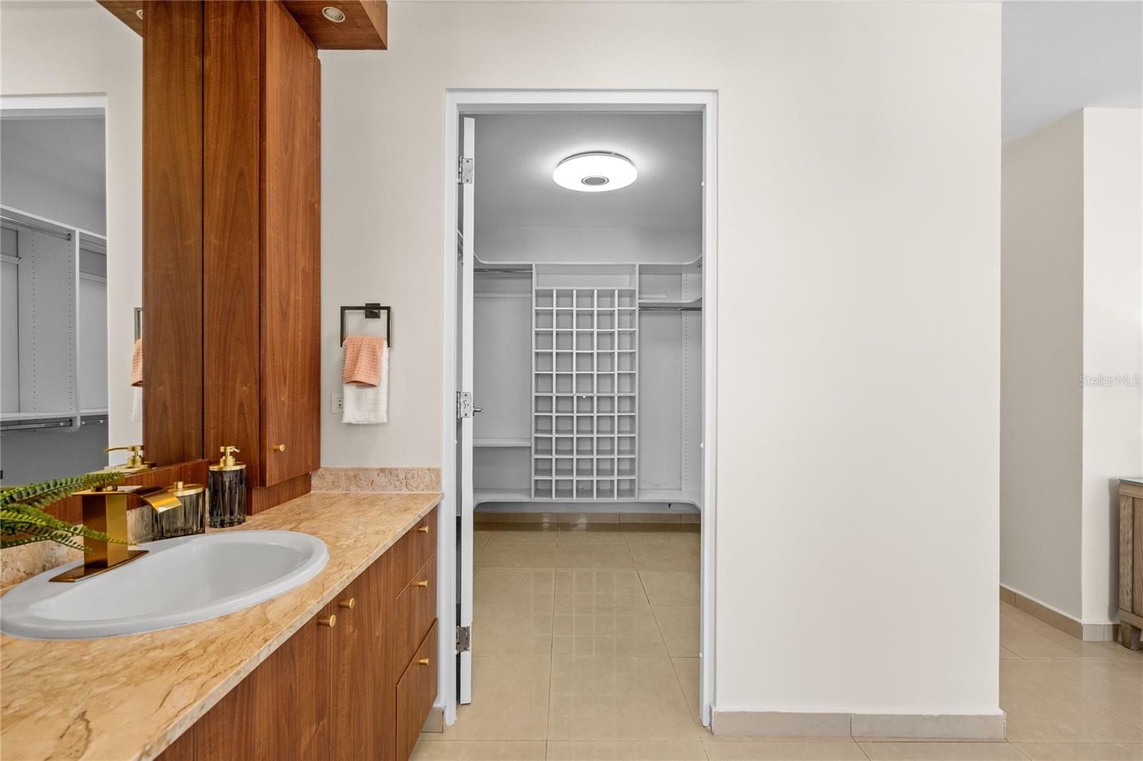 305 CALLE VILLAMIL #1601