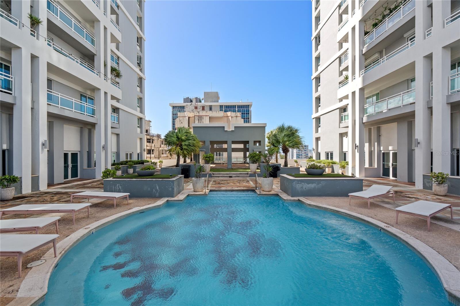 305 CALLE VILLAMIL #1601