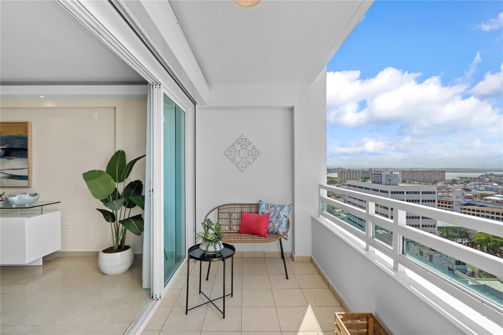 305 CALLE VILLAMIL #1601