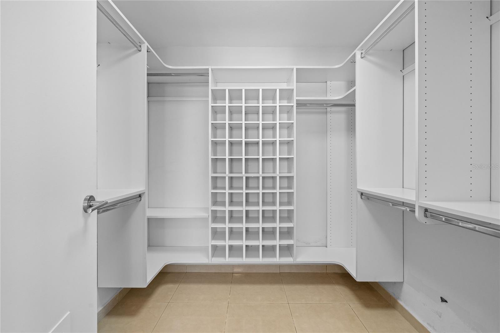 305 CALLE VILLAMIL #1601