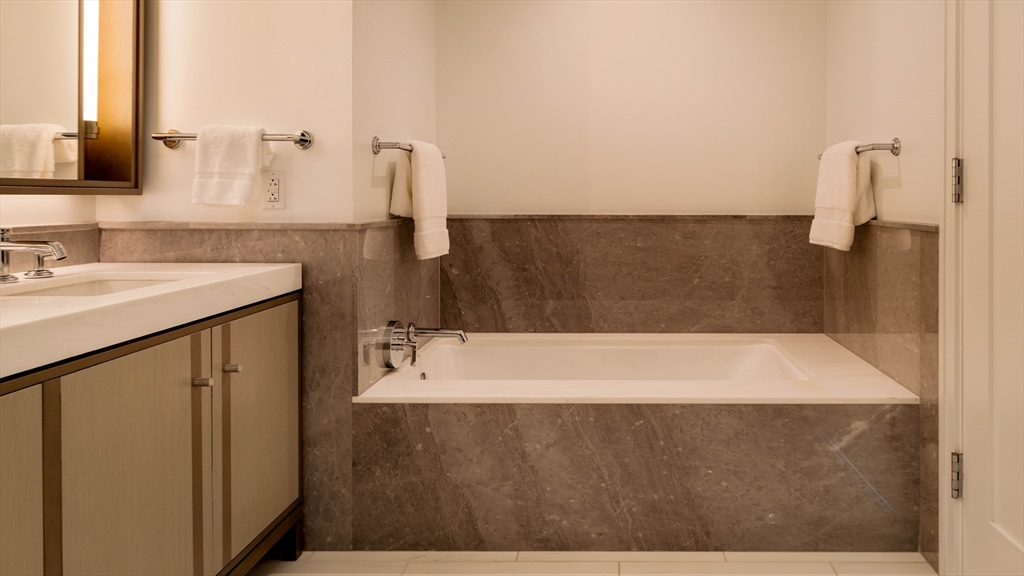 370-380 Harrison Avenue Unit: PH2G