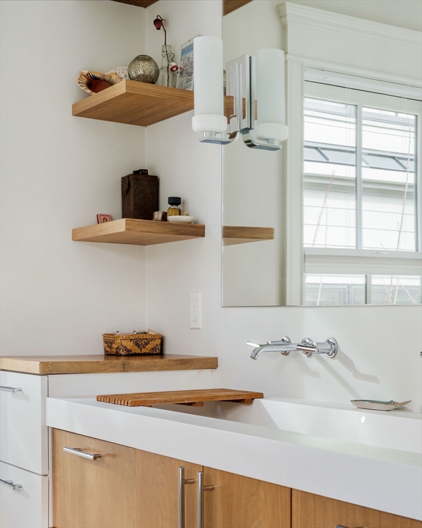 17 Ellsworth Avenue Unit: Front