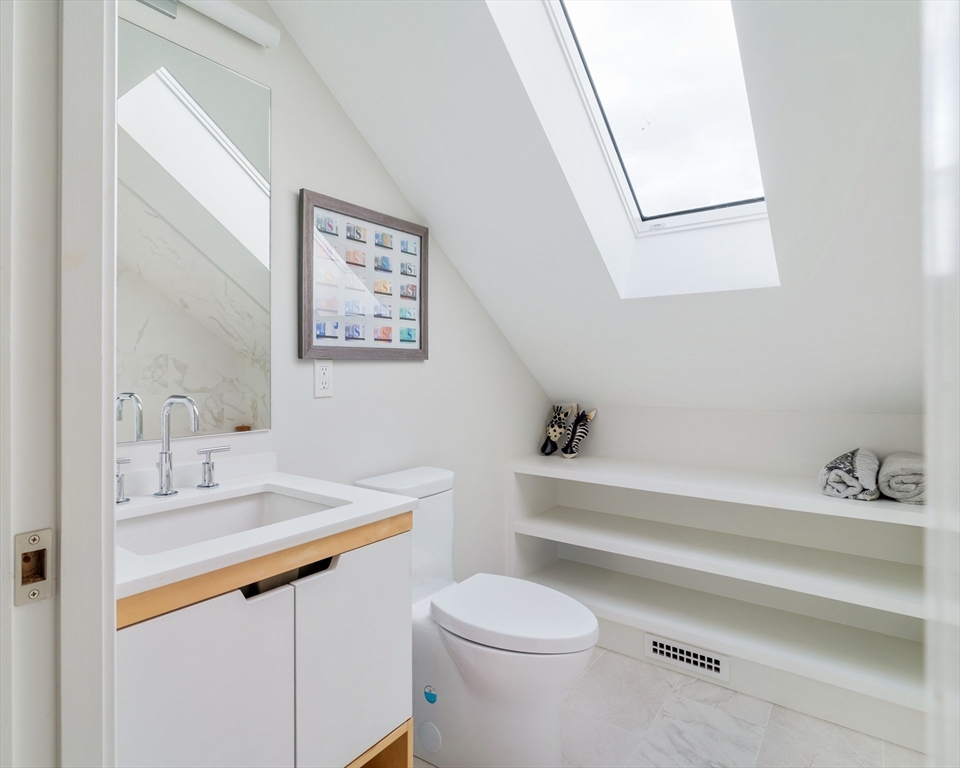 17 Ellsworth Avenue Unit: Front