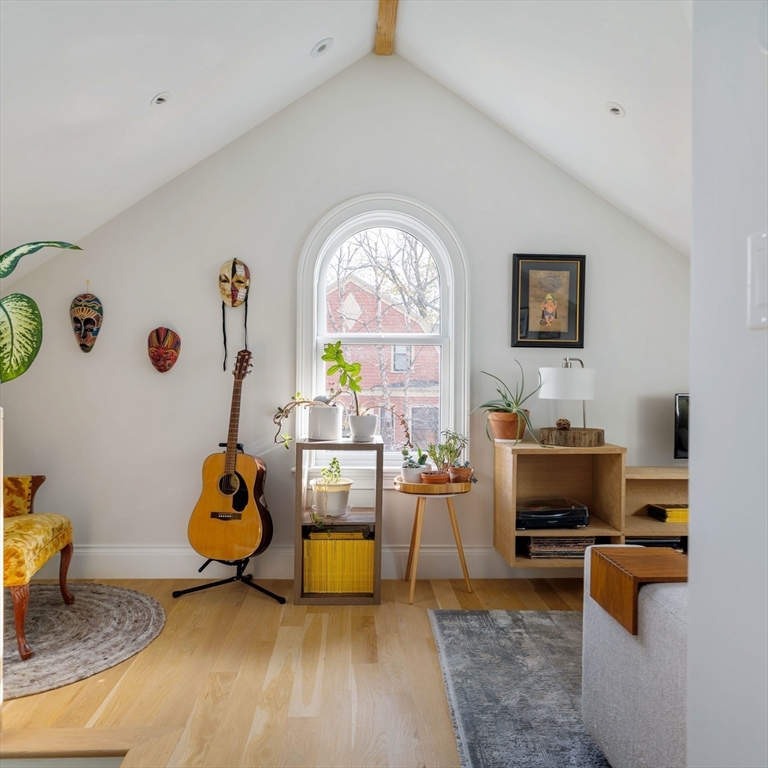 17 Ellsworth Avenue Unit: Front