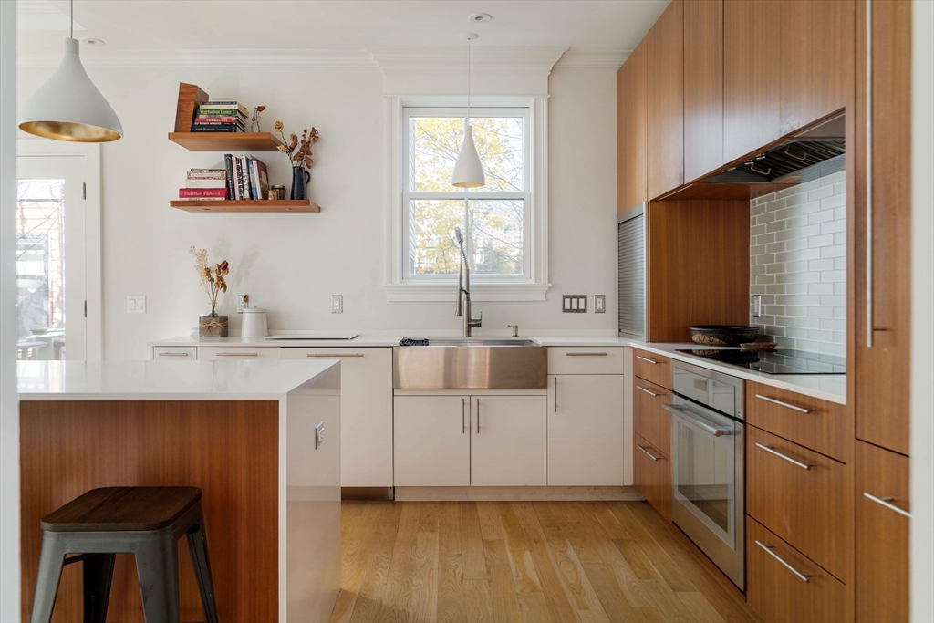 17 Ellsworth Avenue Unit: Front