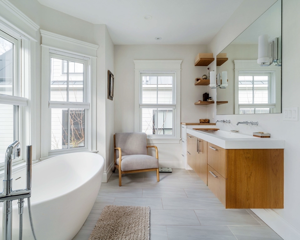 17 Ellsworth Avenue Unit: Front