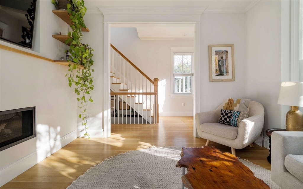 17 Ellsworth Avenue Unit: Front