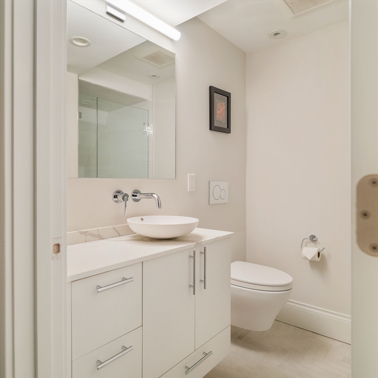 17 Ellsworth Avenue Unit: Front