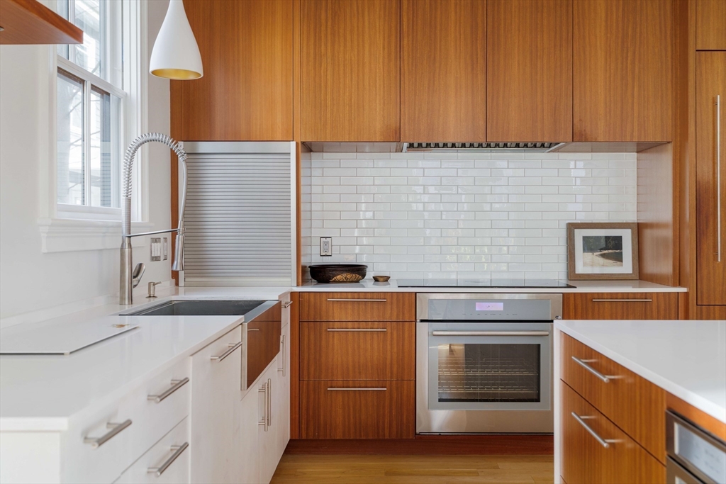 17 Ellsworth Avenue Unit: Front