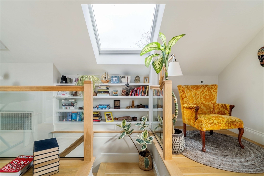 17 Ellsworth Avenue Unit: Front