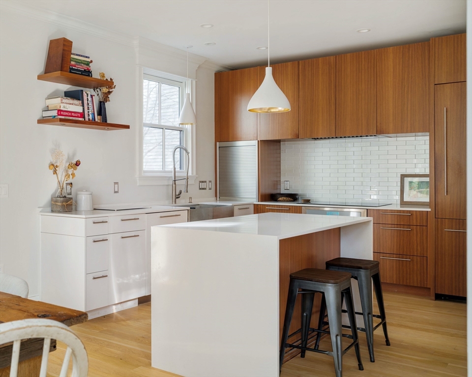 17 Ellsworth Avenue Unit: Front