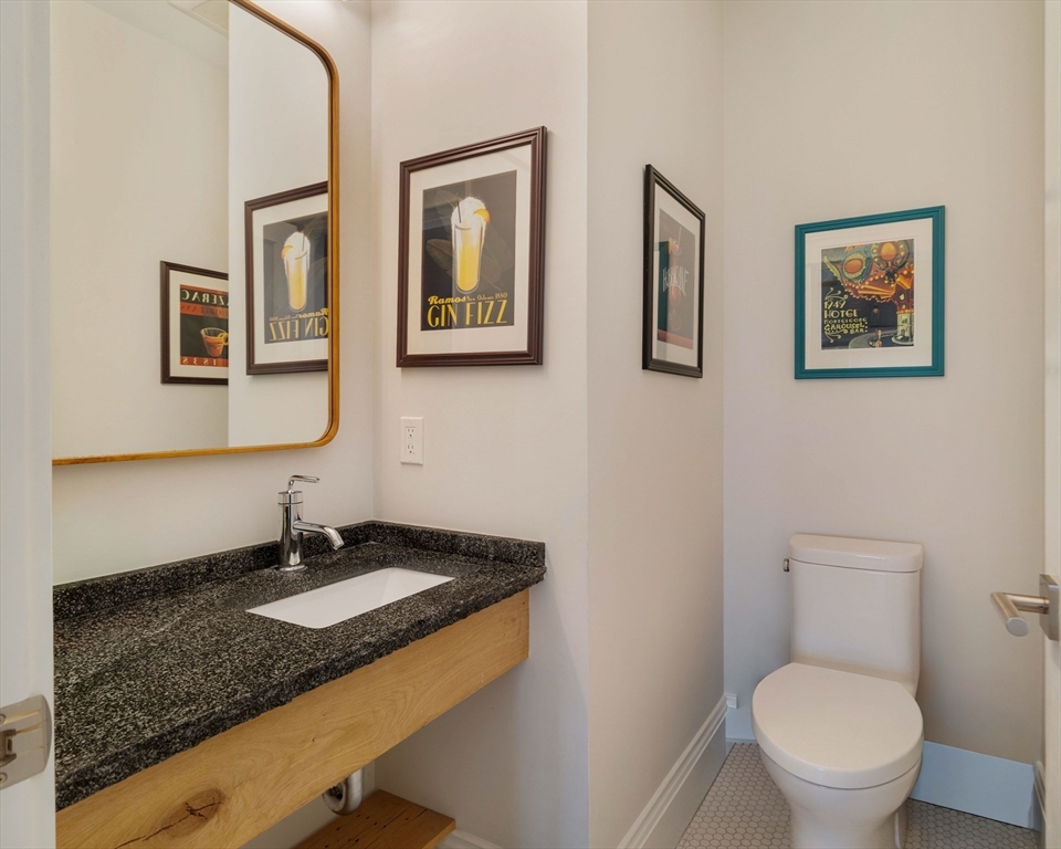 17 Ellsworth Avenue Unit: Front