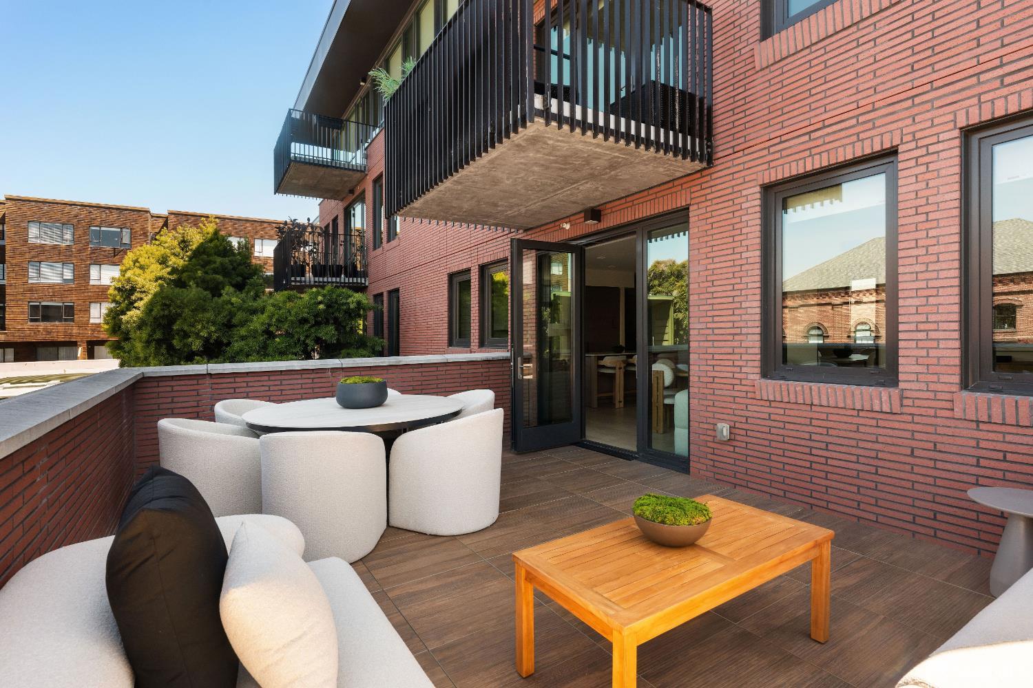 1598 Bay Street # 206