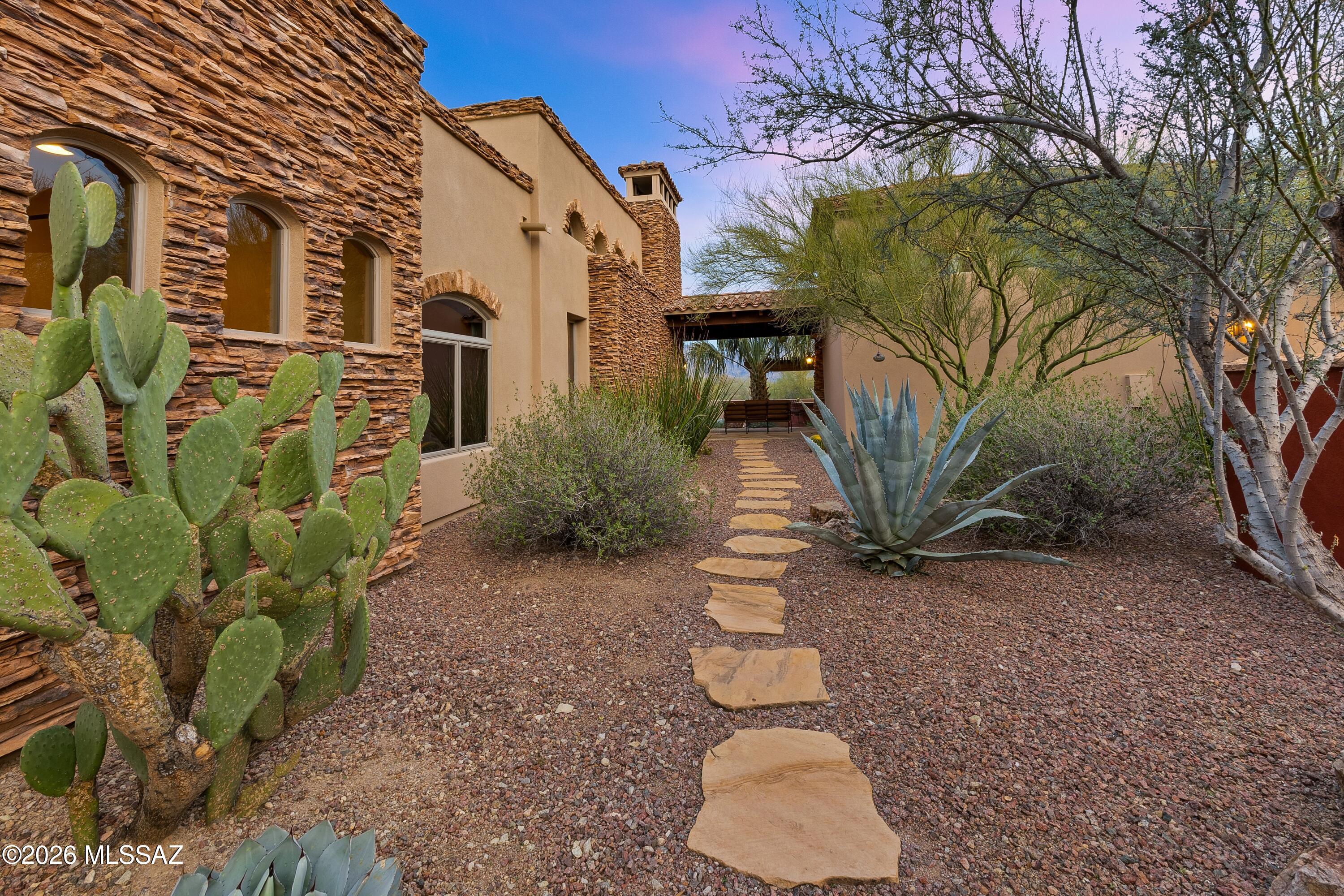 1139 W Sheared Granite Place