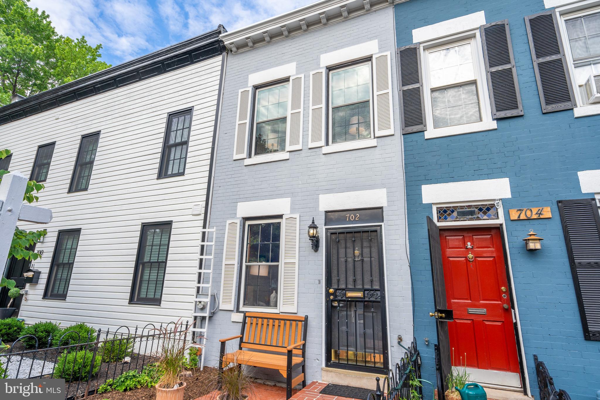 702 9TH STREET SE