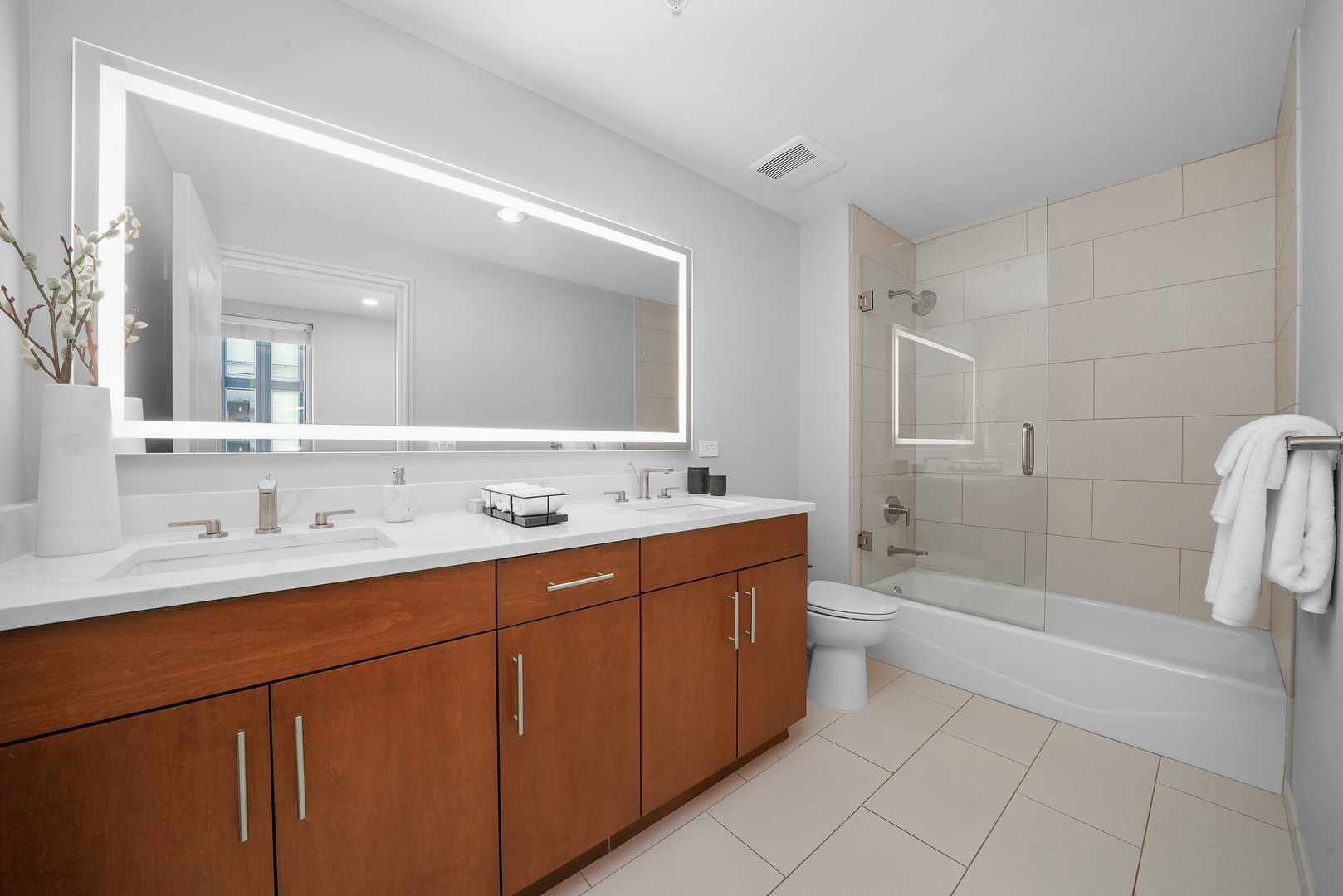 850 N Lake Shore Drive Unit: 1407