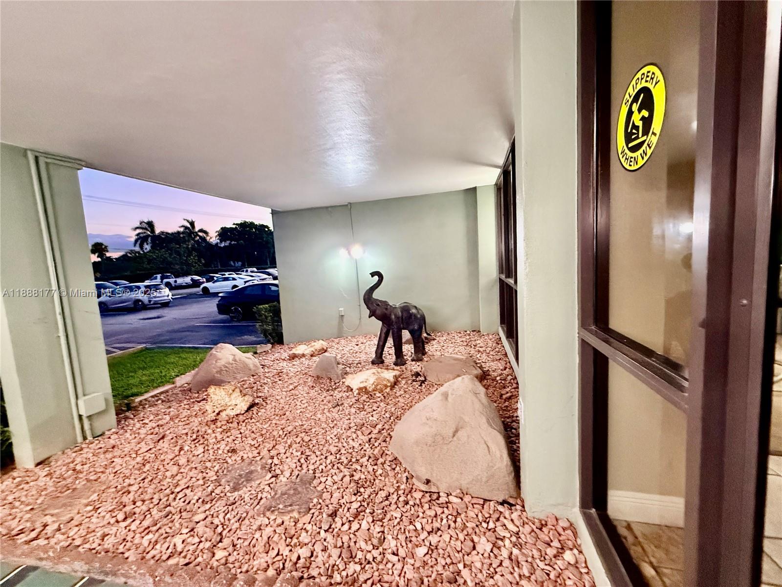 2761 S Taft St # 201